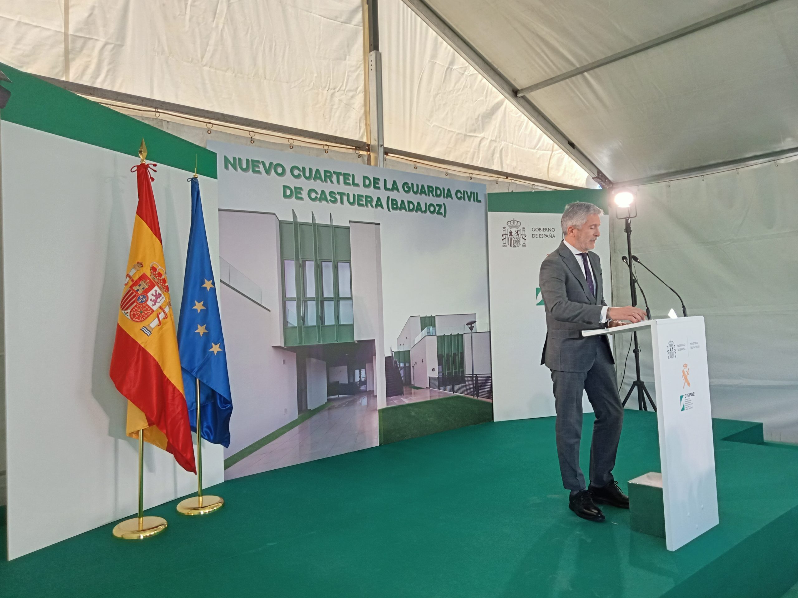 EL MINISTRO DEL INTERIOR HA INAUGURADO EL CUARTEL DE LA GUARDIA CIVIL DE CASTUERA (BADAJOZ)